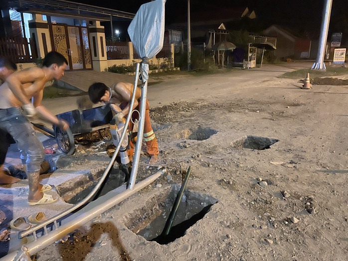 Cấp tập lắp biển cấm ô tô hạng nặng vào cao tốc Cam Lộ - La Sơn- Ảnh 2. Cấp tập lắp biển cấm ô tô hạng nặng vào cao tốc Cam Lộ - La Sơn- Ảnh 2.