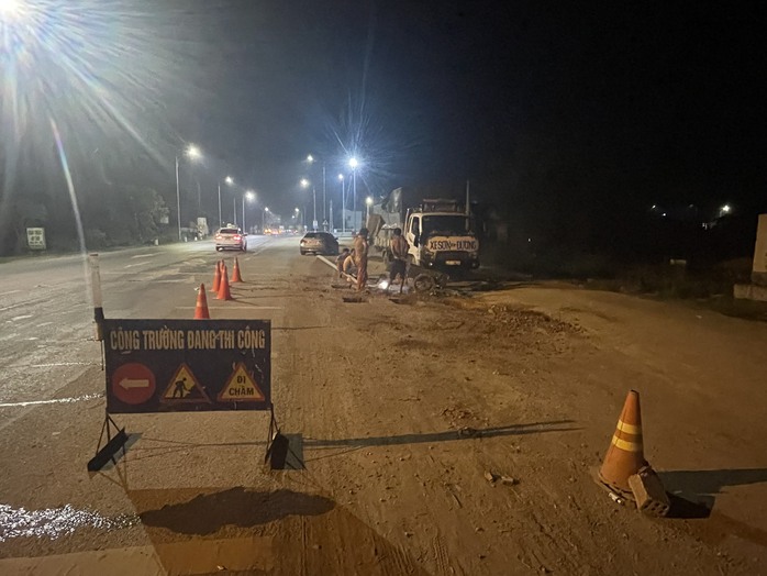 Cấp tập lắp biển cấm ô tô hạng nặng vào cao tốc Cam Lộ - La Sơn- Ảnh 4. Cấp tập lắp biển cấm ô tô hạng nặng vào cao tốc Cam Lộ - La Sơn- Ảnh 4.