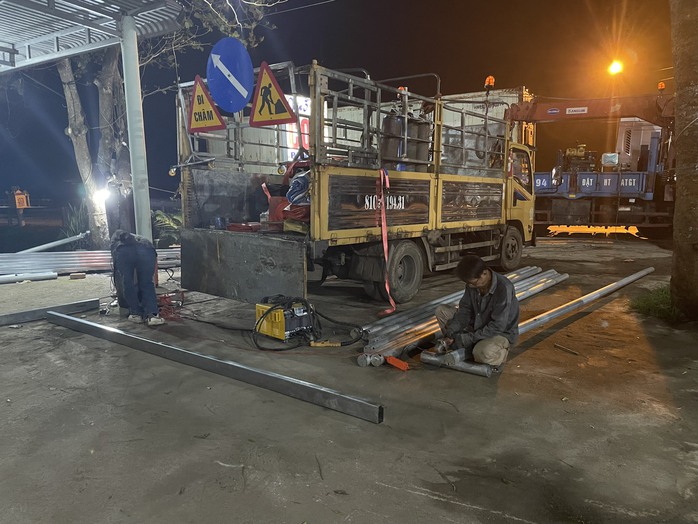 Cấp tập lắp biển cấm ô tô hạng nặng vào cao tốc Cam Lộ - La Sơn- Ảnh 3. Cấp tập lắp biển cấm ô tô hạng nặng vào cao tốc Cam Lộ - La Sơn- Ảnh 3.