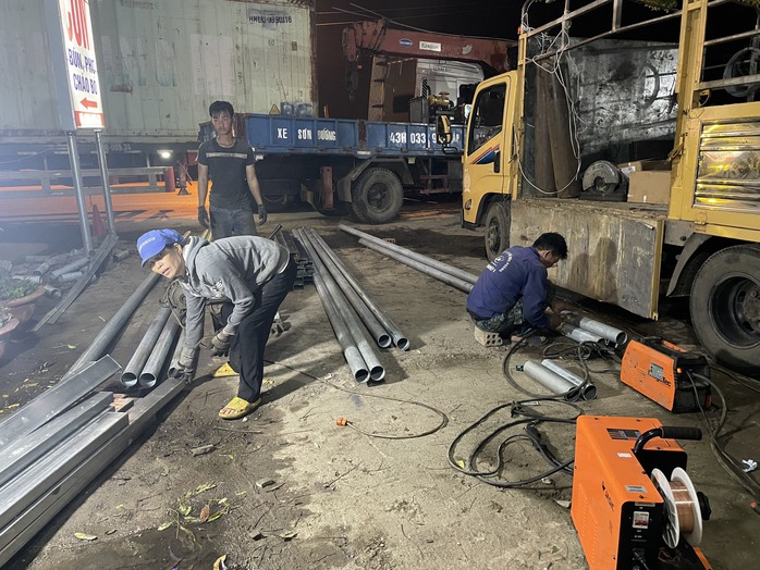 Cấp tập lắp biển cấm ô tô hạng nặng vào cao tốc Cam Lộ - La Sơn- Ảnh 1. Cấp tập lắp biển cấm ô tô hạng nặng vào cao tốc Cam Lộ - La Sơn- Ảnh 1.