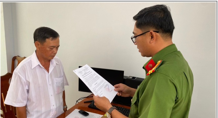 Bắt nguyên chủ tịch và kế toán một xã ở Bạc Liêu - Ảnh 1. Bắt nguyên chủ tịch và kế toán một xã ở Bạc Liêu - Ảnh 1.