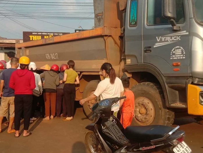 Mẹ đau đớn chứng kiến con trai 8 tuổi tử vong dưới bánh xe ben- Ảnh 1. Mẹ đau đớn chứng kiến con trai 8 tuổi tử vong dưới bánh xe ben- Ảnh 1.
