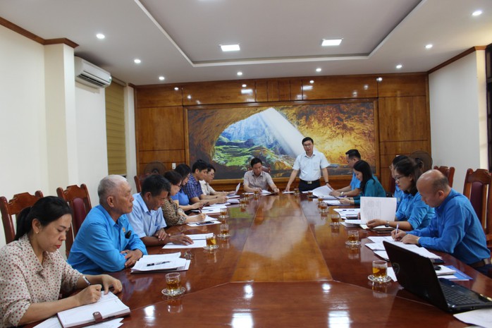 Báo Người Lao Động và Nghiệp đoàn Nghề cá tặng cờ Tổ quốc cho ngư dân Quảng Bình- Ảnh 2. Báo Người Lao Động và Nghiệp đoàn Nghề cá tặng cờ Tổ quốc cho ngư dân Quảng Bình- Ảnh 2.
