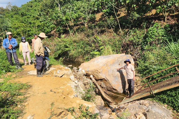 Nổ mìn mỏ đá, 1 tảng đá nhiều tấn "đâm" xuyên chòi người dân- Ảnh 2. Nổ mìn mỏ đá, 1 tảng đá nhiều tấn "đâm" xuyên chòi người dân- Ảnh 2.
