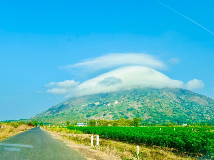 Xuất hiện mũ mây tại núi Bà Đen, người dân Nam bộ về Tây Ninh săn mây và trốn nóng- Ảnh 1.