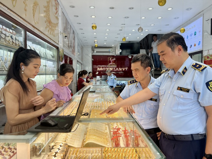 Phát hiện nhiều vi phạm tại các tiệm vàng, xử phạt gần 3 tỉ đồng- Ảnh 1. Phát hiện nhiều vi phạm tại các tiệm vàng, xử phạt gần 3 tỉ đồng- Ảnh 1.