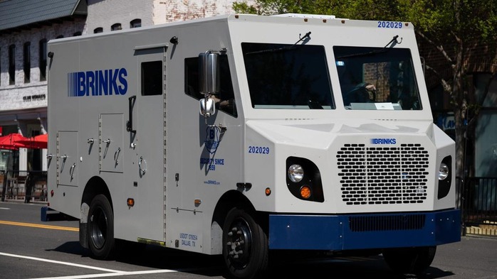 Xe tải bọc thép chở tiền của Brink's. Ảnh: Reuters Xe tải bọc thép chở tiền của Brink's. Ảnh: Reuters