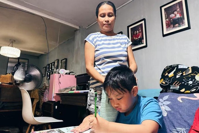 Em Daryl Siongco làm bài tập trong thời tiết nóng bức tại nhà ở TP Quezon - Philippines hôm 2-4 Ảnh: THE STRAITS TIMES Em Daryl Siongco làm bài tập trong thời tiết nóng bức tại nhà ở TP Quezon - Philippines hôm 2-4 Ảnh: THE STRAITS TIMES
