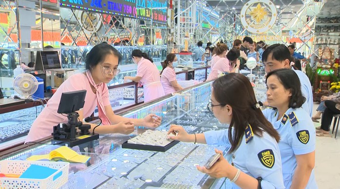 Lực lượng QLTT kiểm tra một tiệm vàng ở TP Long Xuyên, tỉnh An GiangẢnh: Quyên Lưu Lực lượng QLTT kiểm tra một tiệm vàng ở TP Long Xuyên, tỉnh An GiangẢnh: Quyên Lưu