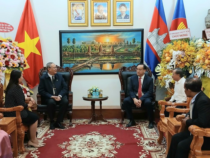Trường ĐH Cửu Long thăm và chúc Tết 2 tổng lãnh sự tại TP HCM- Ảnh 2. Trường ĐH Cửu Long thăm và chúc Tết 2 tổng lãnh sự tại TP HCM- Ảnh 2.