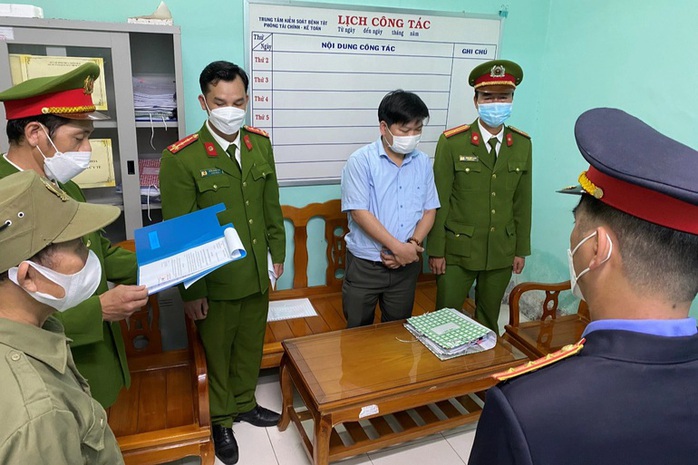 Bắt 1 trưởng phòng TN-MT huyện cùng 2 giám đốc- Ảnh 1. Bắt 1 trưởng phòng TN-MT huyện cùng 2 giám đốc- Ảnh 1.