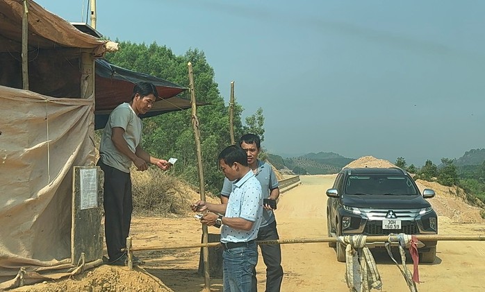 Họp bàn vụ việc một hộ dân ủi đất, nối 2 đầu đường ngàn tỉ để lập trạm thu phí- Ảnh 1. Họp bàn vụ việc một hộ dân ủi đất, nối 2 đầu đường ngàn tỉ để lập trạm thu phí- Ảnh 1.