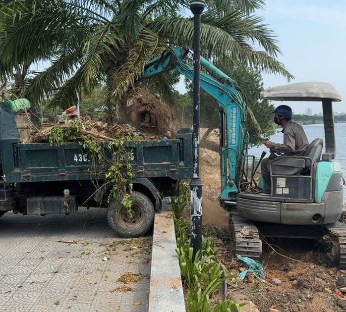 Bãi đất đá, xà bần “ngang nhiên” nằm sát sông Hàn- Ảnh 2. Bãi đất đá, xà bần “ngang nhiên” nằm sát sông Hàn- Ảnh 2.