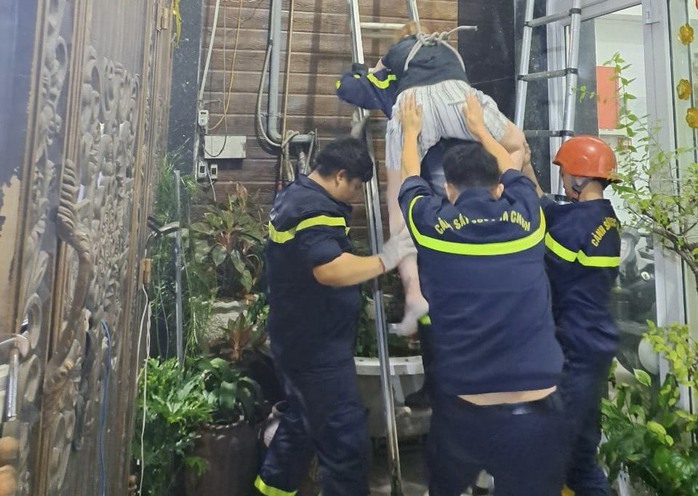 Cứu 1 phụ nữ ngã từ tầng 3 xuống tầng 1- Ảnh 1. Cứu 1 phụ nữ ngã từ tầng 3 xuống tầng 1- Ảnh 1.