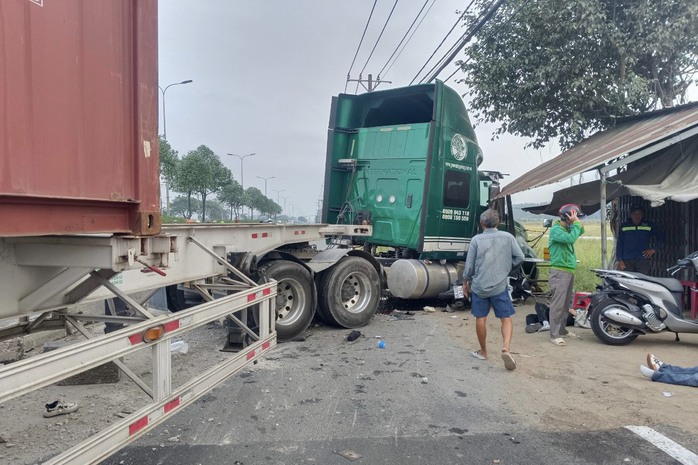Container ủi dải phân cách, lao vào 3 người trên xe máy- Ảnh 2. Container ủi dải phân cách, lao vào 3 người trên xe máy- Ảnh 2.