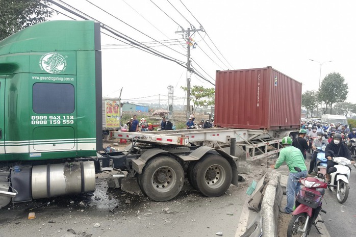 Container ủi dải phân cách, lao vào 3 người trên xe máy- Ảnh 1. Container ủi dải phân cách, lao vào 3 người trên xe máy- Ảnh 1.