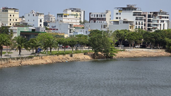 Bãi đất đá, xà bần “ngang nhiên” nằm sát sông Hàn- Ảnh 1. Bãi đất đá, xà bần “ngang nhiên” nằm sát sông Hàn- Ảnh 1.