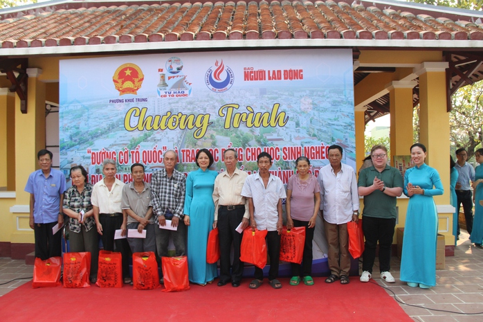 Khánh thành Đường cờ Tổ quốc tại Di tích lịch sử quốc gia Nghĩa Trủng Hòa Vang- Ảnh 7. Khánh thành Đường cờ Tổ quốc tại Di tích lịch sử quốc gia Nghĩa Trủng Hòa Vang- Ảnh 7.