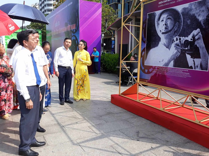 NSƯT Phi Điểu, Mạnh Dung, Thanh Dậu khai mạc triển lãm- Ảnh 6. NSƯT Phi Điểu, Mạnh Dung, Thanh Dậu khai mạc triển lãm- Ảnh 6.