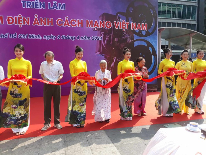 NSƯT Phi Điểu, Mạnh Dung, Thanh Dậu khai mạc triển lãm- Ảnh 2. NSƯT Phi Điểu, Mạnh Dung, Thanh Dậu khai mạc triển lãm- Ảnh 2.