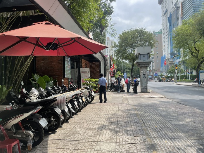 TP HCM: Nhiều quận lên danh mục tuyến đường có vỉa hè tổ chức thu phí sử dụng- Ảnh 1. TP HCM: Nhiều quận lên danh mục tuyến đường có vỉa hè tổ chức thu phí sử dụng- Ảnh 1.