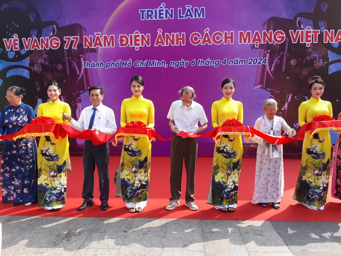 NSƯT Phi Điểu, Mạnh Dung, Thanh Dậu khai mạc triển lãm- Ảnh 3. NSƯT Phi Điểu, Mạnh Dung, Thanh Dậu khai mạc triển lãm- Ảnh 3.