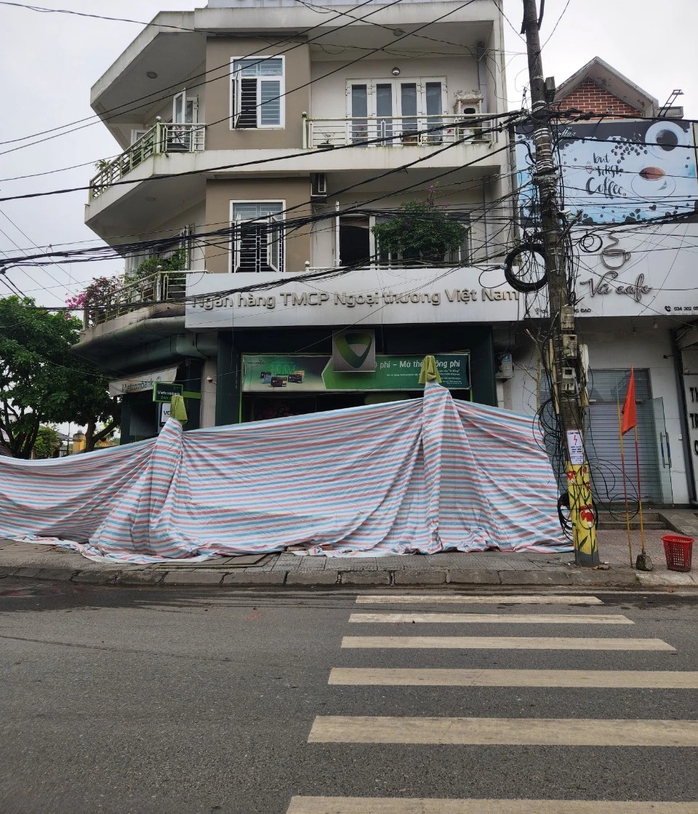 Phòng giao dịch ngân hàng bất ngờ phát hỏa trong đêm- Ảnh 1. Phòng giao dịch ngân hàng bất ngờ phát hỏa trong đêm- Ảnh 1.