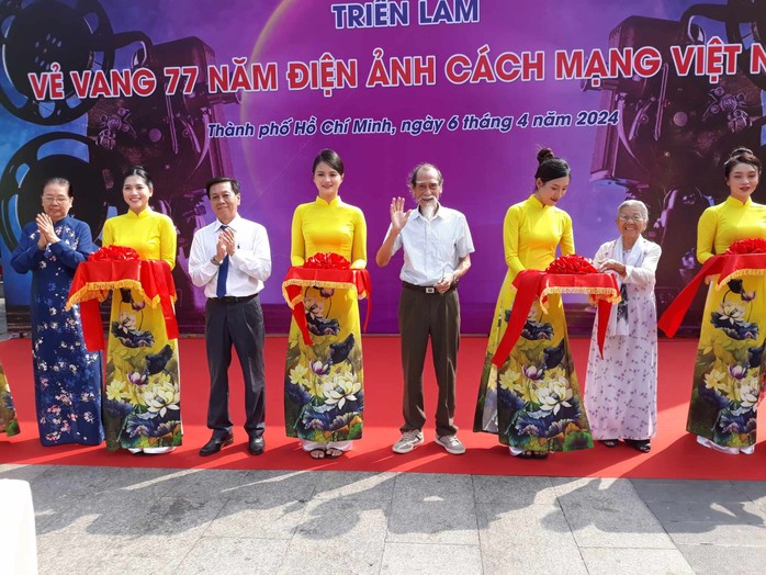 NSƯT Phi Điểu, Mạnh Dung, Thanh Dậu khai mạc triển lãm- Ảnh 4. NSƯT Phi Điểu, Mạnh Dung, Thanh Dậu khai mạc triển lãm- Ảnh 4.