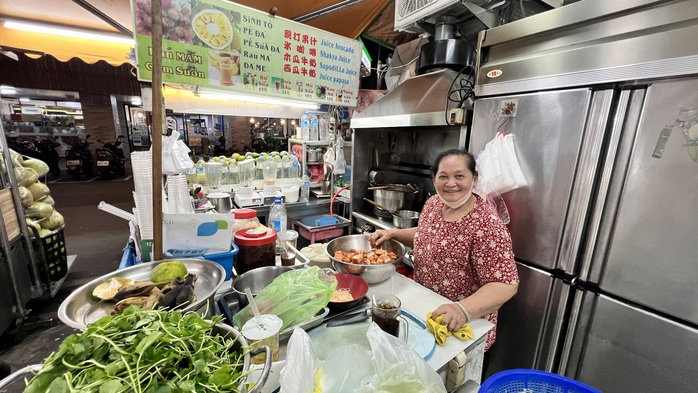 Bà Nguyễn Minh Tú, chủ quán bún mắm ở TP Đào Viên, Đài Loan (Trung Quốc), sắp xếp lại hàng quán để buôn bán sau động đất Ảnh: LÊ PHONG Bà Nguyễn Minh Tú, chủ quán bún mắm ở TP Đào Viên, Đài Loan (Trung Quốc), sắp xếp lại hàng quán để buôn bán sau động đất Ảnh: LÊ PHONG