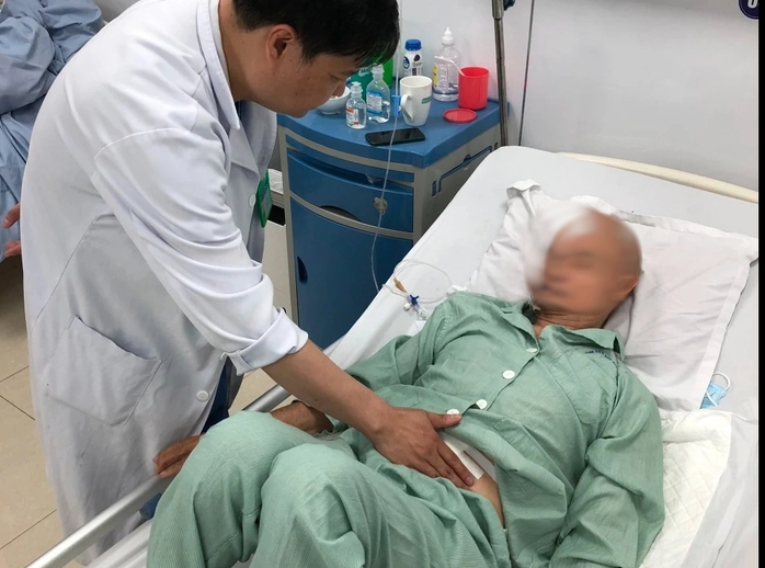 Hoại tử ruột nghi do ăn rau sống và thịt lợn hun khói- Ảnh 1. Hoại tử ruột nghi do ăn rau sống và thịt lợn hun khói- Ảnh 1.