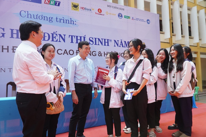 Sau chương trình tư vấn, học sinh vẫn liên tục đặt câu hỏi- Ảnh 1.