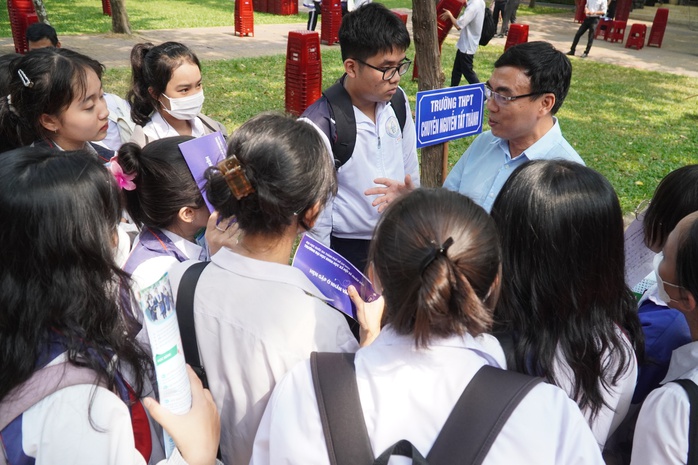 Sau chương trình tư vấn, học sinh vẫn liên tục đặt câu hỏi- Ảnh 4.