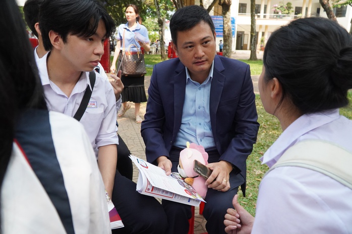 Sau chương trình tư vấn, học sinh vẫn liên tục đặt câu hỏi- Ảnh 5.