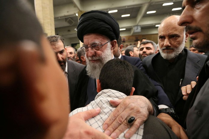 Lãnh đạo tối cao Iran Ayatollah Ali Khamenei gặp gia đình của một trong những thành viên thuộc Lực lượng Vệ binh Cách mạng Hồi giáo Iran thiệt mạng trong tang lễ hôm 4-4. Ảnh: Reuters Lãnh đạo tối cao Iran Ayatollah Ali Khamenei gặp gia đình của một trong những thành viên thuộc Lực lượng Vệ binh Cách mạng Hồi giáo Iran thiệt mạng trong tang lễ hôm 4-4. Ảnh: Reuters