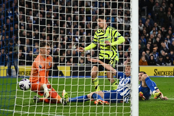Vùi dập chủ nhà Brighton, Arsenal trở lại đỉnh bảng Ngoại hạng Anh- Ảnh 4. Vùi dập chủ nhà Brighton, Arsenal trở lại đỉnh bảng Ngoại hạng Anh- Ảnh 4.