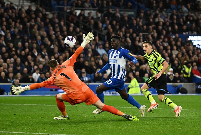Leandro Trossard ấn định chiến thắng 3-0 cho đội khách Leandro Trossard ấn định chiến thắng 3-0 cho đội khách