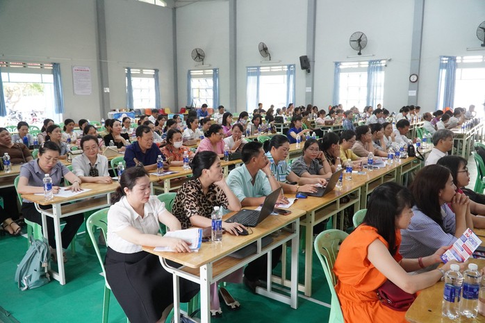 Hơn 200 giáo viên Kon Tum hào hứng chia sẻ kinh nghiệm tư vấn hướng nghiệp- Ảnh 3. Hơn 200 giáo viên Kon Tum hào hứng chia sẻ kinh nghiệm tư vấn hướng nghiệp- Ảnh 3.