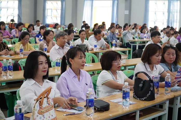 Hơn 200 giáo viên Kon Tum hào hứng chia sẻ kinh nghiệm tư vấn hướng nghiệp- Ảnh 4. Hơn 200 giáo viên Kon Tum hào hứng chia sẻ kinh nghiệm tư vấn hướng nghiệp- Ảnh 4.