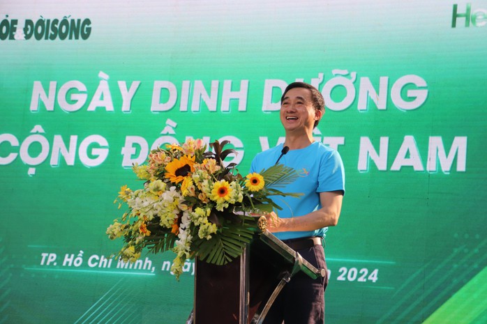 Thứ trưởng Bộ Y tế nhảy flashmob truyền cảm hứng tập luyện cho mọi người- Ảnh 1. Thứ trưởng Bộ Y tế nhảy flashmob truyền cảm hứng tập luyện cho mọi người- Ảnh 1.