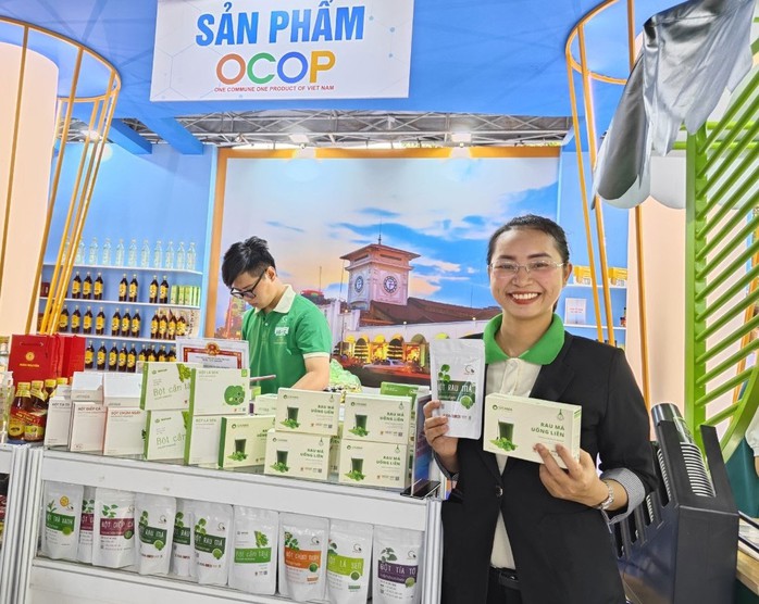Chị Ngọc Hương và các sản phẩm bột rau Quảng Thanh Ảnh: NGỌC ÁNH Chị Ngọc Hương và các sản phẩm bột rau Quảng Thanh Ảnh: NGỌC ÁNH