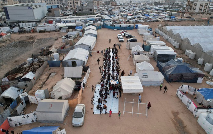 Người Palestine tại một trại tạm cư ở TP Rafah thuộc Dải Gaza hôm 6-4 Ảnh: REUTERS Người Palestine tại một trại tạm cư ở TP Rafah thuộc Dải Gaza hôm 6-4 Ảnh: REUTERS
