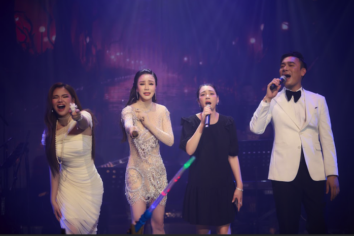 Hồ Quỳnh Hương bật khóc ngày trở lại Hà Nội- Ảnh 4. Hồ Quỳnh Hương bật khóc ngày trở lại Hà Nội- Ảnh 4.