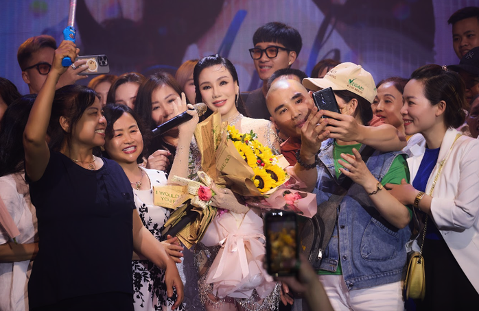 Hồ Quỳnh Hương bật khóc ngày trở lại Hà Nội- Ảnh 6. Hồ Quỳnh Hương bật khóc ngày trở lại Hà Nội- Ảnh 6.