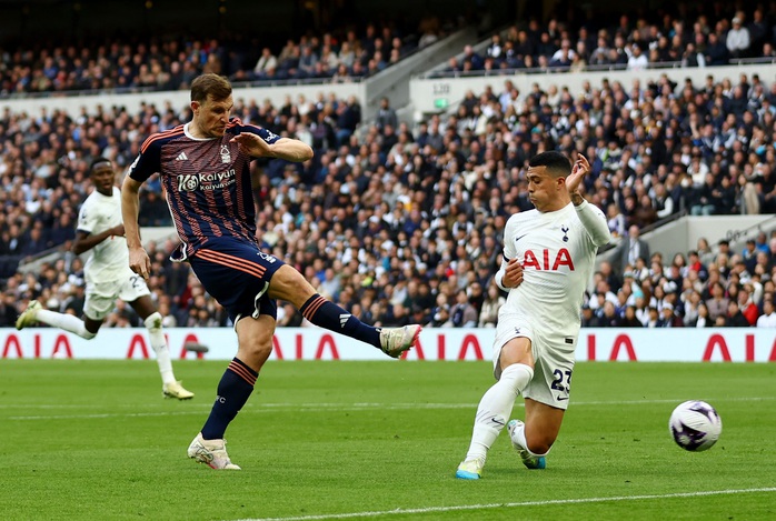 Dàn hậu vệ ghi bàn, Tottenham thắng nhọc Nottingham Forest- Ảnh 3. Dàn hậu vệ ghi bàn, Tottenham thắng nhọc Nottingham Forest- Ảnh 3.