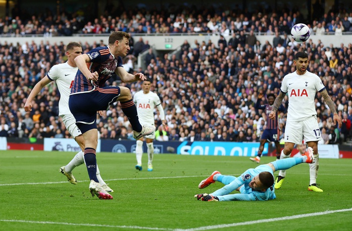 Dàn hậu vệ ghi bàn, Tottenham thắng nhọc Nottingham Forest- Ảnh 4. Dàn hậu vệ ghi bàn, Tottenham thắng nhọc Nottingham Forest- Ảnh 4.