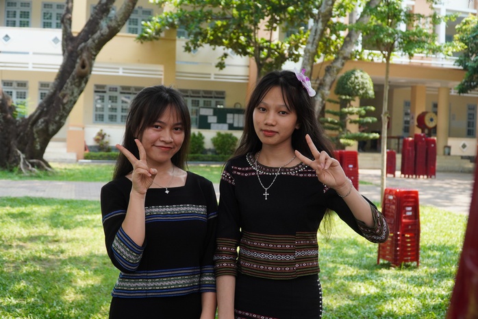 Những suất học bổng hỗ trợ ý nghĩa cho học sinh, giáo viên Kon Tum- Ảnh 4. Những suất học bổng hỗ trợ ý nghĩa cho học sinh, giáo viên Kon Tum- Ảnh 4.