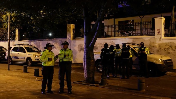 Cảnh sát Ecuador đứng bên ngoài Đại sứ quán Mexico vào ngày 5-4. Ảnh: Reuters Cảnh sát Ecuador đứng bên ngoài Đại sứ quán Mexico vào ngày 5-4. Ảnh: Reuters