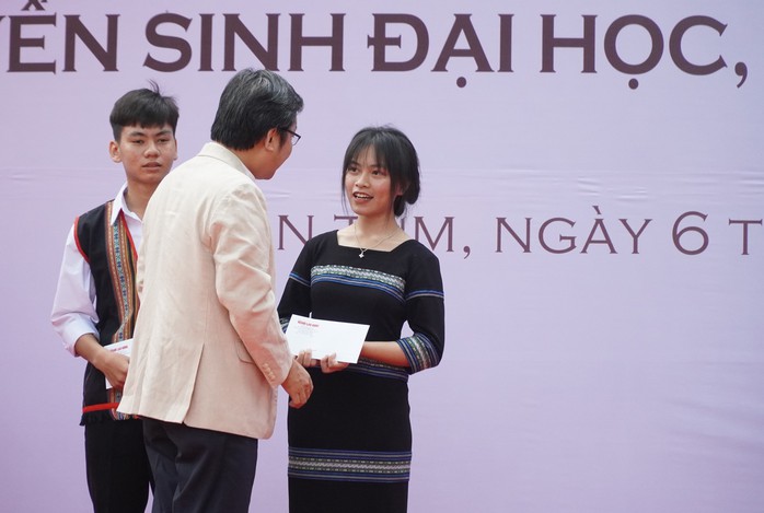 Những suất học bổng hỗ trợ ý nghĩa cho học sinh, giáo viên Kon Tum- Ảnh 1. Những suất học bổng hỗ trợ ý nghĩa cho học sinh, giáo viên Kon Tum- Ảnh 1.