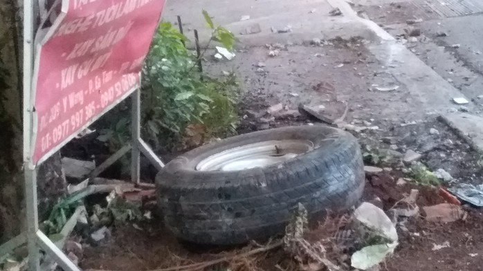 Nữ công nhân quét rác bị ô tô tông trọng thương - Ảnh 2. Nữ công nhân quét rác bị ô tô tông trọng thương - Ảnh 2.