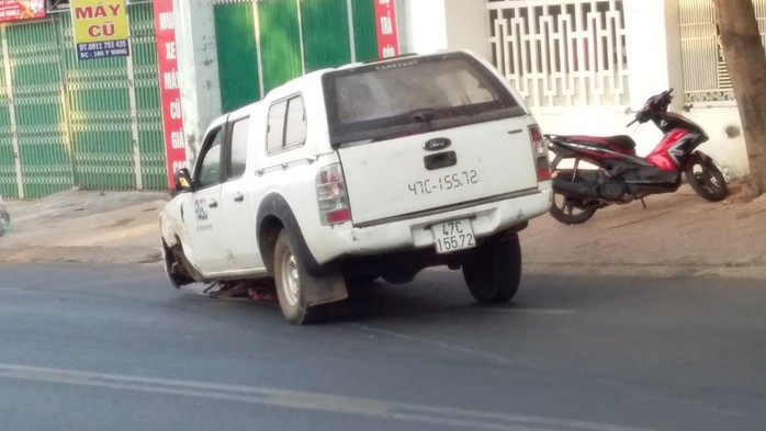 Nữ công nhân quét rác bị ô tô tông trọng thương - Ảnh 1. Nữ công nhân quét rác bị ô tô tông trọng thương - Ảnh 1.
